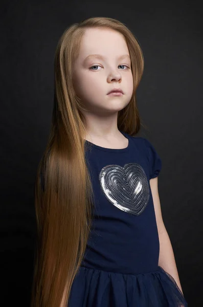 Krásná holčička s dlouhými vlasy zdravé — Stock fotografie