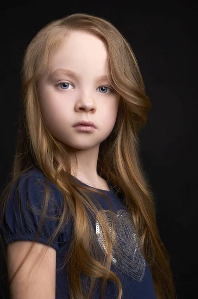 Krásné dítě model s dlouhými vlasy — Stock fotografie
