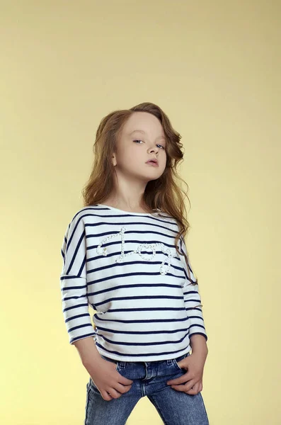 Küçük kız kot pantolon moda — Stok fotoğraf