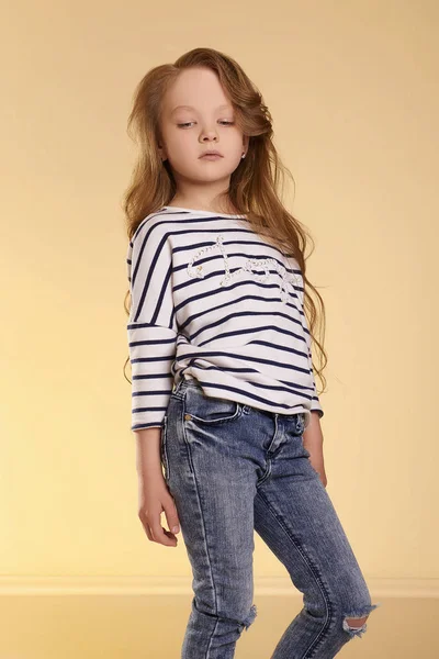 Küçük kız kot pantolon moda — Stok fotoğraf