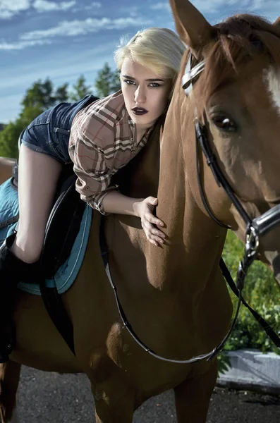 Schöne blonde Reiterin zu Pferd — Stockfoto