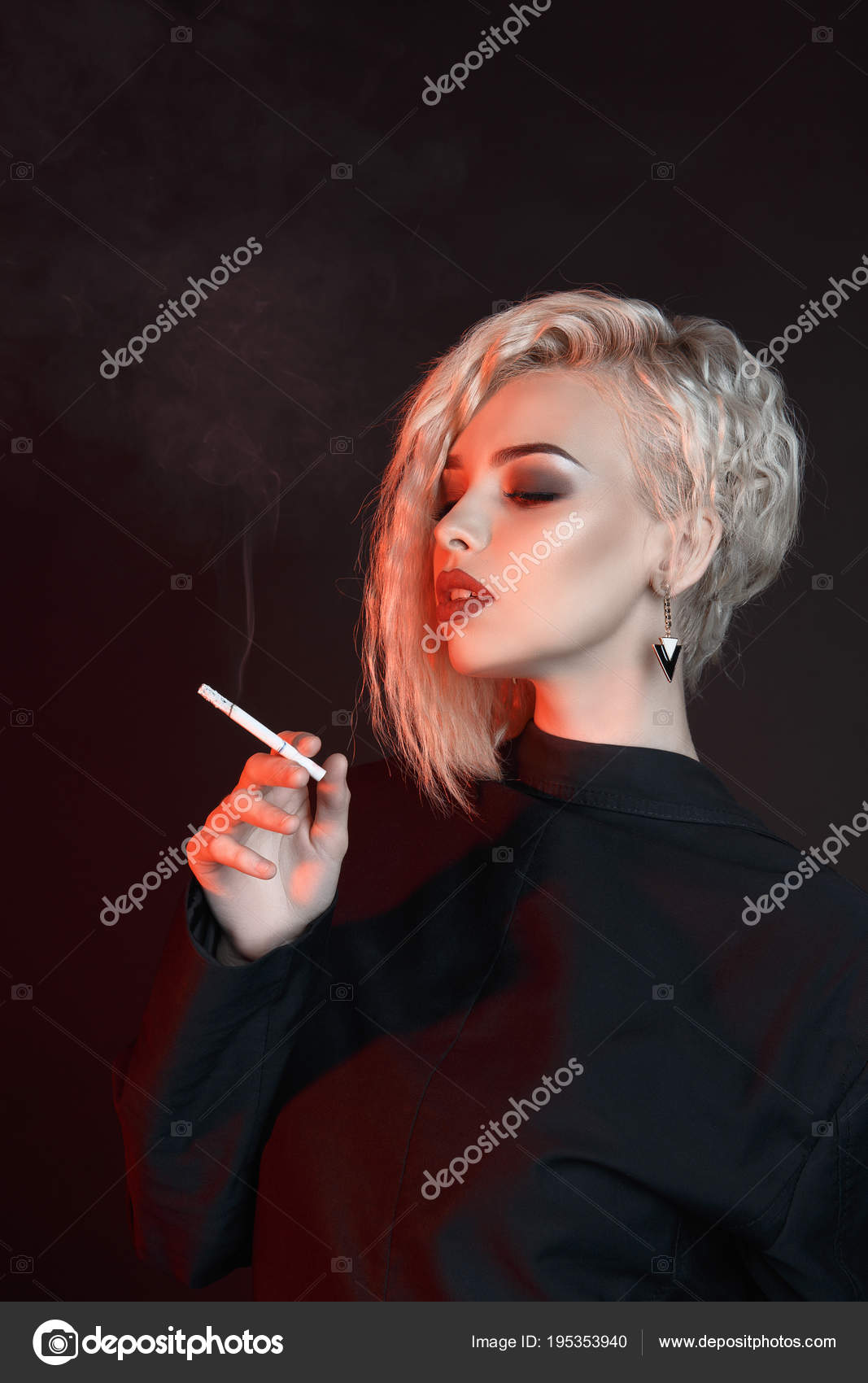 blond žena kouření