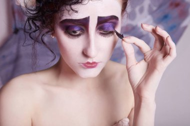 kız yanlış eyelashes kaldırır