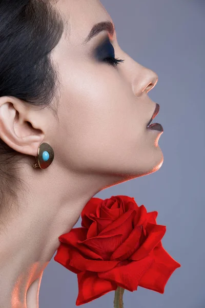 Mujer de maquillaje puro con flor — Foto de Stock