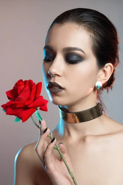 赤いバラを持つ純粋なメイクアップ女性 — ストック写真