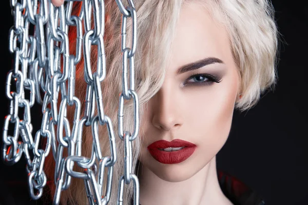 Mooi meisje met chain.blonde vrouw gezicht — Stockfoto