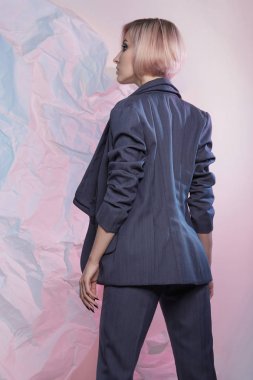 Pantolon suit.blond bob saç modeli kız Yöneticisi'nde genç iş kadını