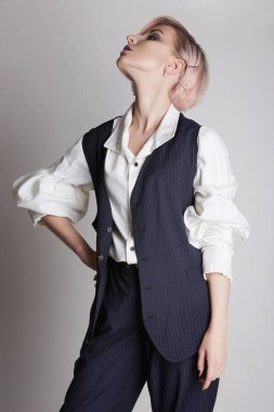 Suit.blond bob saç modeli kız manager.white yakalı işçi genç iş kadını