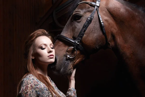 Schöne Junge Frau Mit Pferd Sinnliches Mädchen Und Pferd Heuhang — Stockfoto