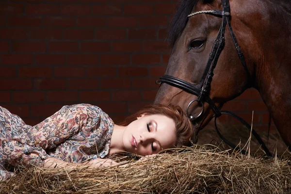 Schöne Junge Frau Mit Einem Pferde Sinnliche Mädchen Und Pferd — Stockfoto