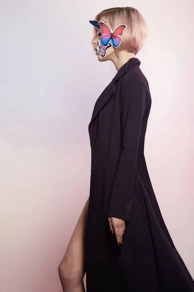 Mode Portret Van Blonde Dame Met Vlinder Masker Mooi Meisje — Stockfoto