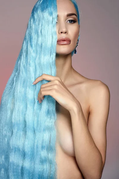 Belle fille nue avec les cheveux longs bleus — Photo