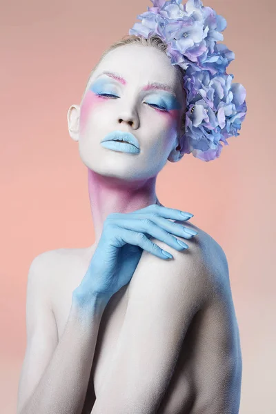 Menina nua bonita com flores azuis e maquiagem de arte — Fotografia de Stock