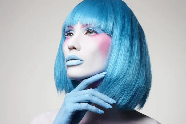 Menina bonita com cabelo azul e maquiagem de arte — Fotografia de Stock