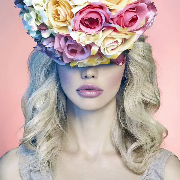 Szépség lány rózsákkal virágok — Stock Fotó