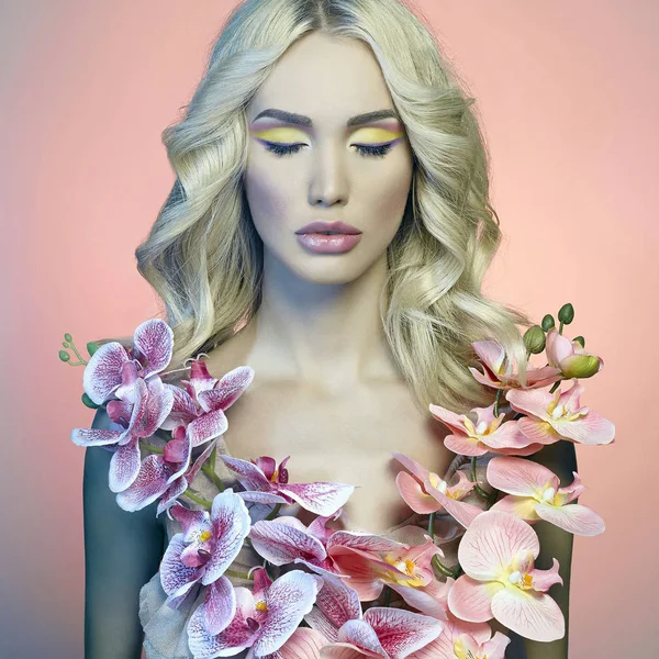 Schöne Frau in Orchideenblumen. Schönheitskönigin — Stockfoto