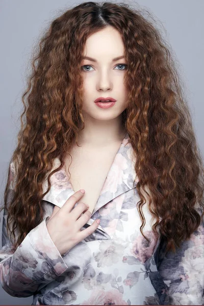 Hermosa joven con el pelo rizado — Foto de Stock