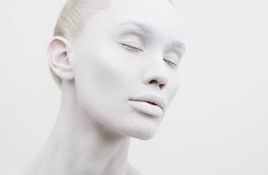 Beyaz boyalı güzel bir kadın. Vücut sanatı olan güzel sarışın kız.