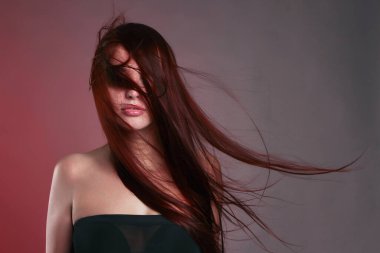 Uzun Renkli Sağlıklı Saçlı Güzel Kız. Saç bakımı. moda güzelliği kız portresi