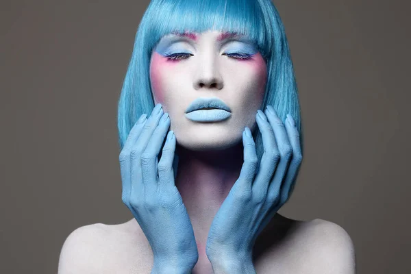 Menina Bonita Com Cabelo Azul Mãos Maquiagem Arte Fada Beleza — Fotografia de Stock