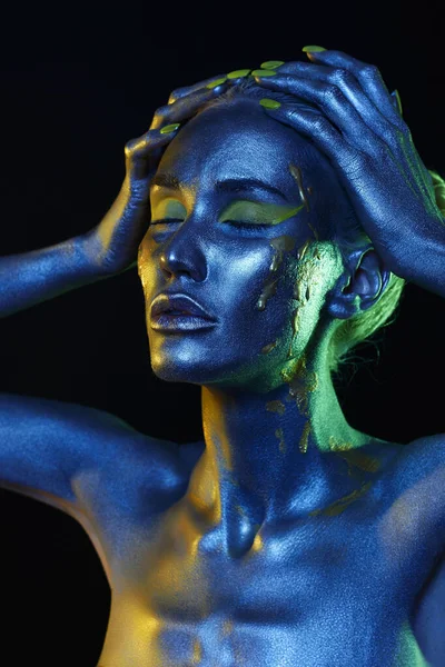 Όμορφο Κορίτσι Μπογιά Πορτραίτο Τέχνης Μπλε Και Πράσινο Φως Μακιγιάζ — Φωτογραφία Αρχείου