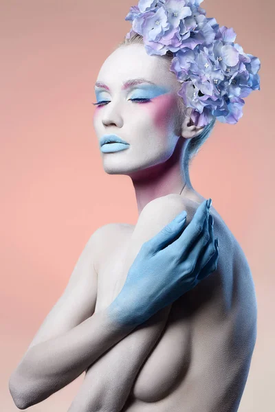 青い花とアートメイクの美しい裸の女の子 塗料で妖精の美しさの若い女性 ボディアート — ストック写真