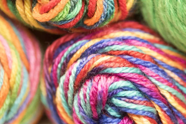 Çok renkli iplik