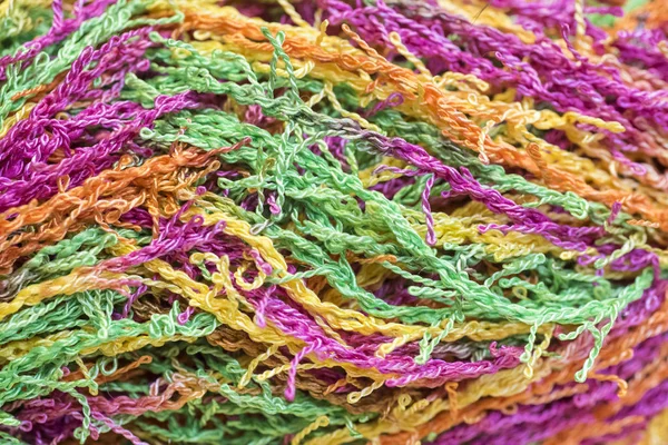 Konu çok renkli iplik