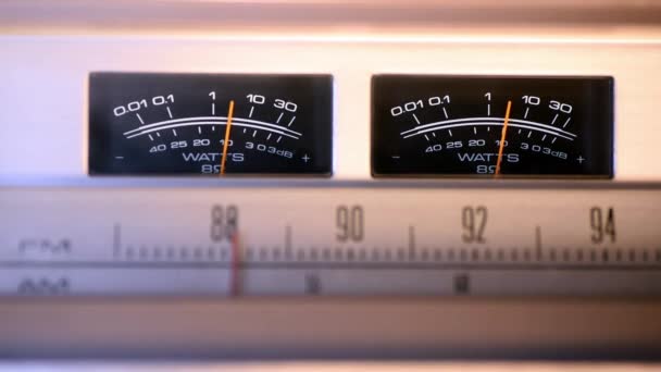 Vintage Radio Toont Meter Verplaatsen — Stockvideo