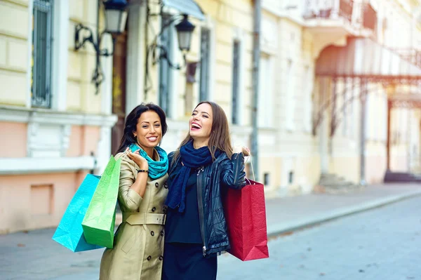 Glückliche Mädchen, schauen Sie sich nach einem Einkaufsbummel etwas in der Tasche an — Stockfoto