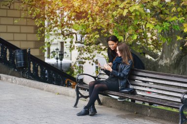 iki güzel genç kız, internette sosyalleşme tablet, Fotoğraflar, Resimler bakmak