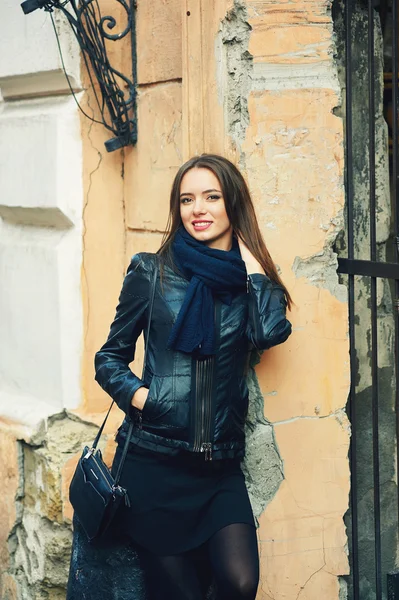 Portrait de jeune fille souriante dans la rue — Photo