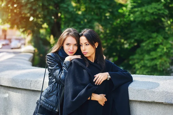 Dvě krásné dívky pózuje ve městě — Stock fotografie