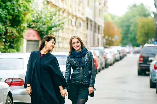 Dvě dívky přítelkyně chůze ulicemi města — Stock fotografie
