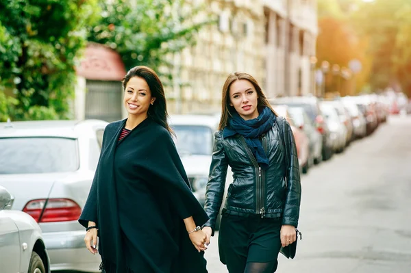 Dvě dívky přítelkyně chůze ulicemi města — Stock fotografie