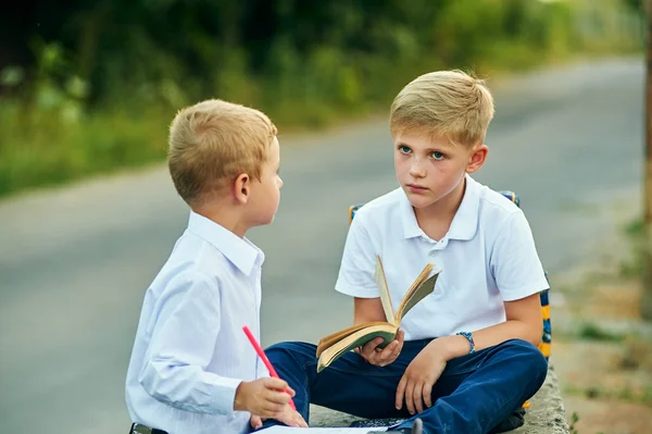 二人の少年は、再生に一緒に話しています。 — ストック写真
