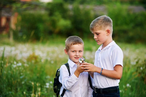 Zwei Jungen reden zusammen, um zu spielen — Stockfoto