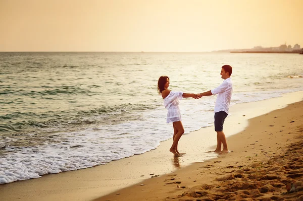 Bella coppia romantica sulla riva del mare durante il tramonto — Foto Stock