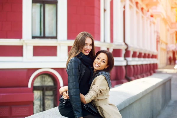 Подруги-дівчата, проведіть весело час на прогулянці містом — стокове фото