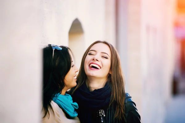 Ragazze amiche, trascorrere un tempo divertente a piedi della città — Foto Stock