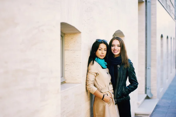 Filles amis, passer un moment amusant à la promenade de la ville — Photo