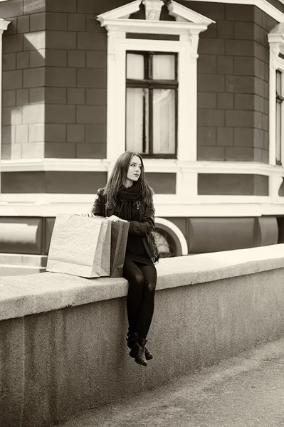 Black and white street portrait of young beautiful woman — Stock Photo, Image