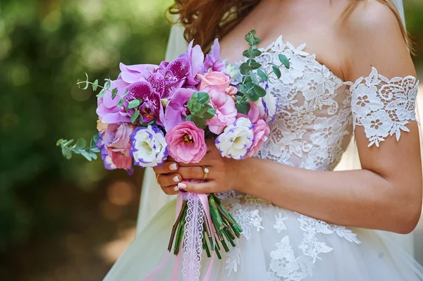 Beau bouquet de mariage entre les mains de la mariée, gros plan — Photo