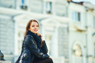 Şehir sokak merdivenlerinde poz gülümseyen genç neşeli kız