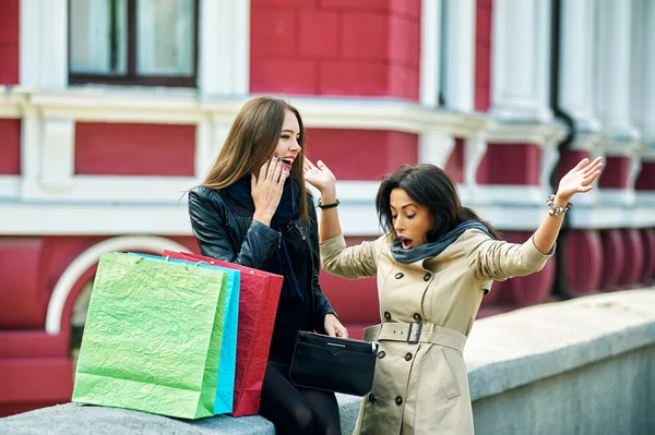 Glückliche Mädchen, beobachten Sie etwas in der Tasche nach einem Einkaufsbummel .Überraschung über den ausgegebenen Betrag — Stockfoto