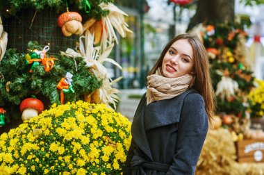 Güzel bir moda genç kadın portre. Sonbahar şehir yürüyüş