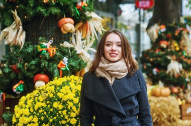 Güzel bir moda genç kadın portre. Sonbahar şehir yürüyüş