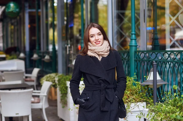 Closeup of a beautiful fashionable young woman . A walk in the autumn city — Stockfoto