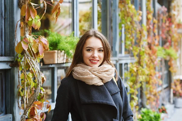 Closeup of a beautiful fashionable young woman . A walk in the autumn city — Stock fotografie