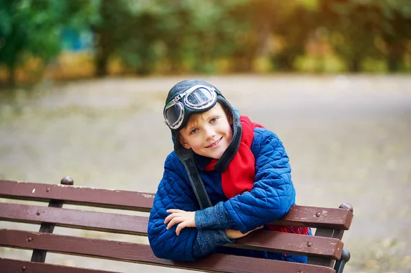 비행에 대 한 꿈입니다. 아이 복고풍 공기 헬멧 및 보호 안경에 공원에서 활약 . — 스톡 사진